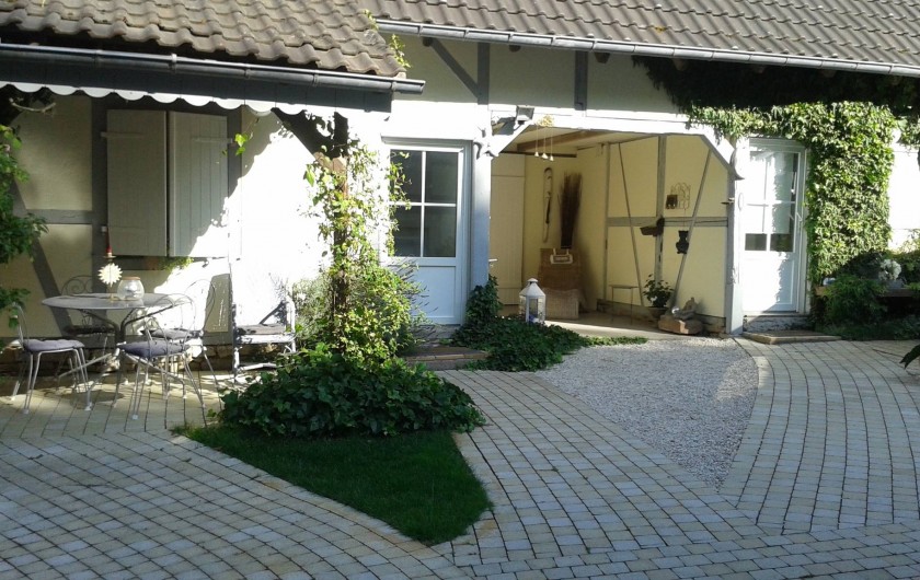Location de vacances - Chambre d'hôtes à Kuttolsheim - cour  devant les maisons