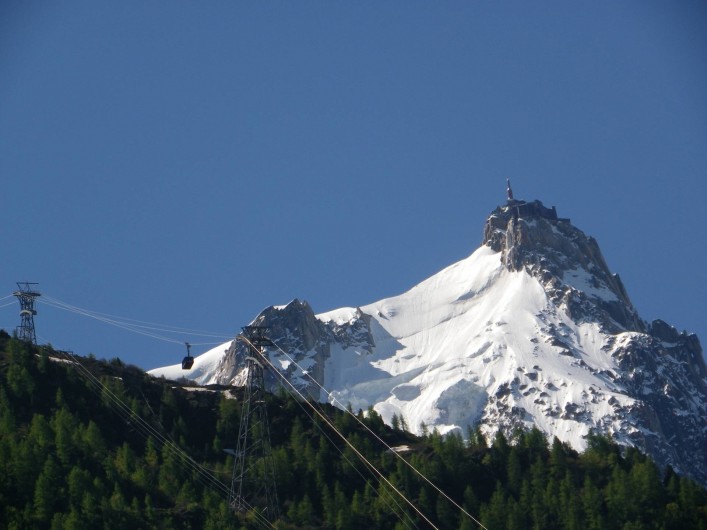 Location de vacances - Appartement à Chamonix-Mont-Blanc - Aiguille du midi vue du balcon avec zoom
