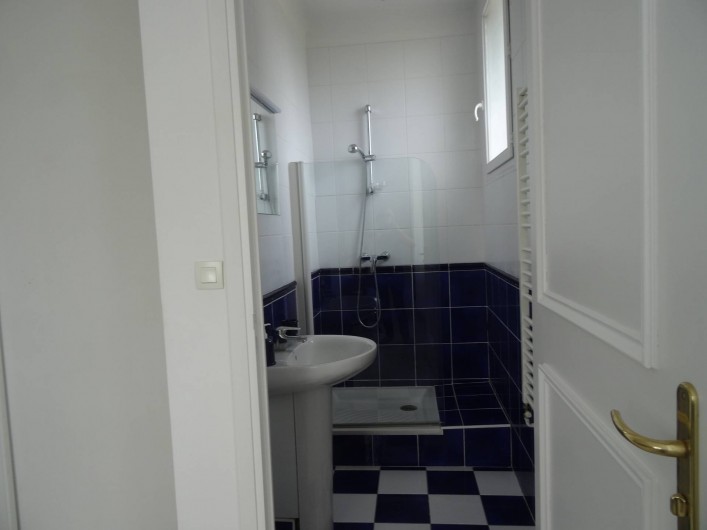 Location de vacances - Villa à Biot - salle de douche attenante à la chambre 2