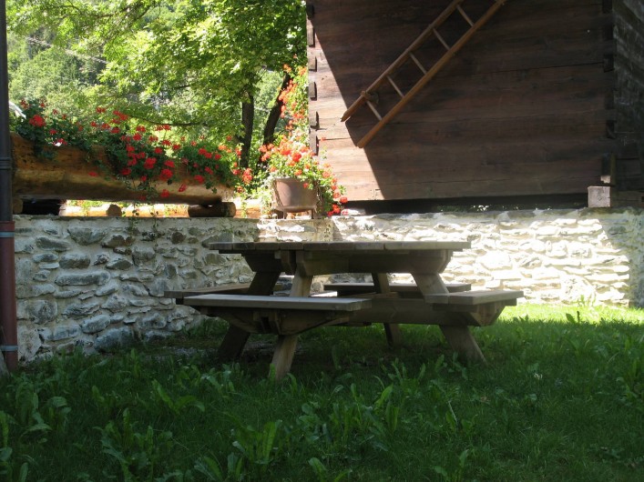 Location de vacances - Chalet à Les Houches - coin détente coin jardin