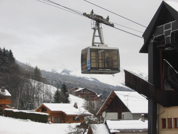 Location de vacances - Chalet à Les Houches - depuis le balcon vue sur le départ du téléphérique