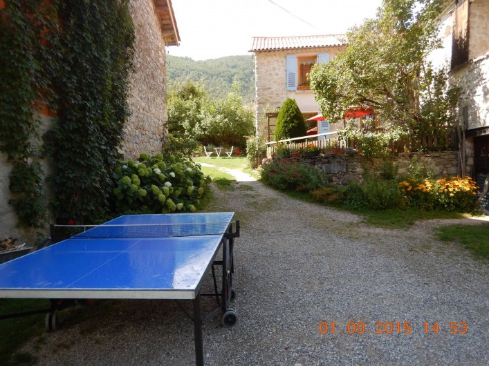 Location de vacances - Gîte à Saint-Agnan-en-Vercors - table de ping pong dans la cour du gîte