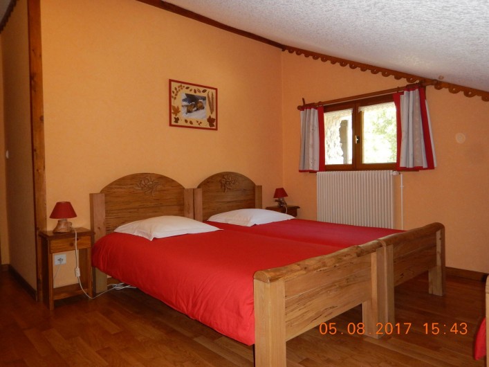 Location de vacances - Gîte à Saint-Agnan-en-Vercors - chambre rouge lits jumeaux et un lit simple avec salle de bain et wc