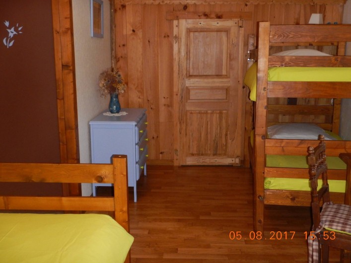 Location de vacances - Gîte à Saint-Agnan-en-Vercors - chambre verte 5 lits avec salle de bain et wc