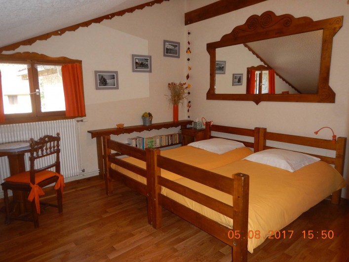 Location de vacances - Gîte à Saint-Agnan-en-Vercors - chambre jaune, 4 lits simples 1 salle de bain et un wc