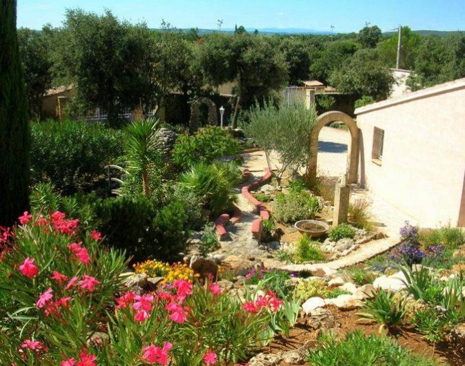Location de vacances - Villa à Vers-Pont-du-Gard - Partie avant en jardin fleuri, parie arrière en garrigue, total 1700 m2