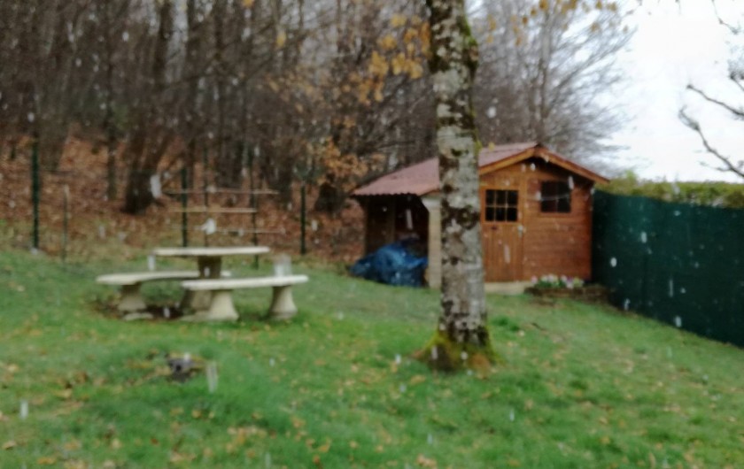 Location de vacances - Chalet à Saint-Gérons - Enclos à l'arrière du chalet donnant sur le bois