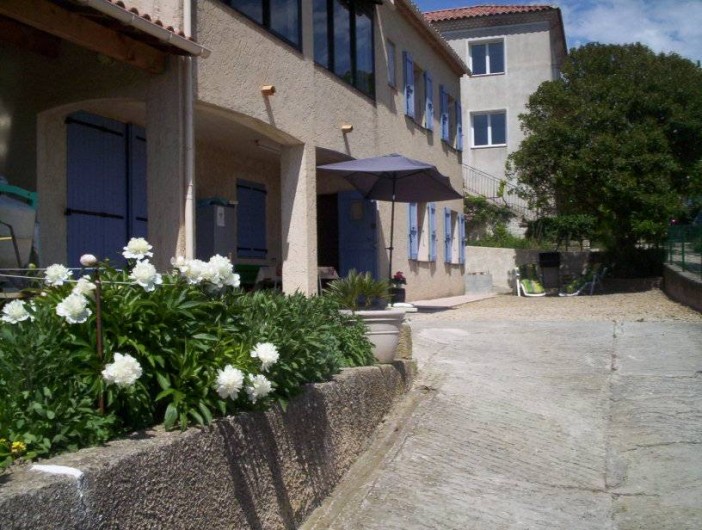 Location de vacances - Appartement à Saint-Martin-de-la-Brasque - entré de la   cour