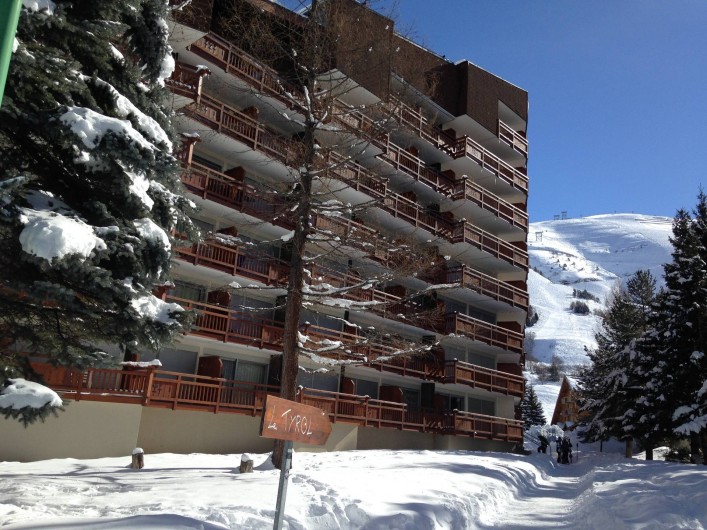Location de vacances - Appartement à Les Deux Alpes - Le Tyrol avec en arrière plan le front de neige côté Jandry Express