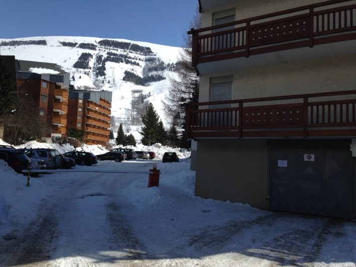 Location de vacances - Appartement à Les Deux Alpes - Parking de la résidence