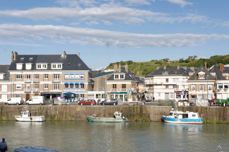 Location de vacances - Appartement à Saint-Valery-en-Caux - Vue sur la ville et les bateaux de pêcheurs locaux depuis le balcon