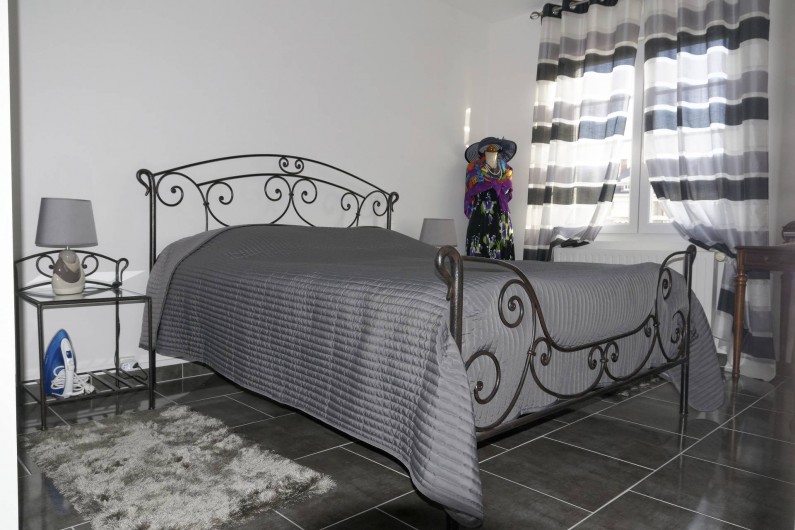 Location de vacances - Appartement à Saint-Valery-en-Caux - Chambre à coucher N°1 avec lit double (160X200) et placards. Vue sur le chenal