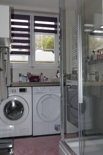 Location de vacances - Appartement à Saint-Valery-en-Caux - Salle de bain, grande cabine douche, lave linge et sèche linge, lavabo