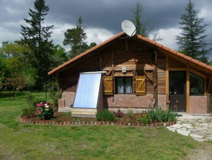 Location de vacances - Gîte à Magescq - façade sud, la suite parentale et le chauffe eau solaire