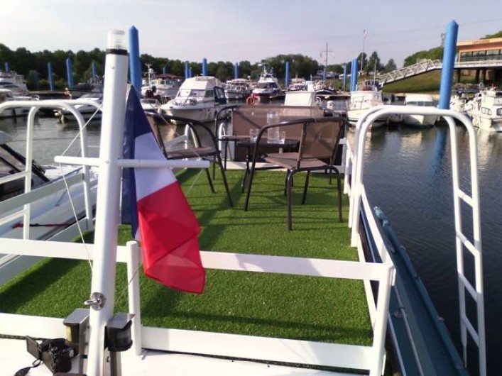 Location de vacances - Péniche à Mâcon - Terrasse 6m² avec parasol et salon de jardin