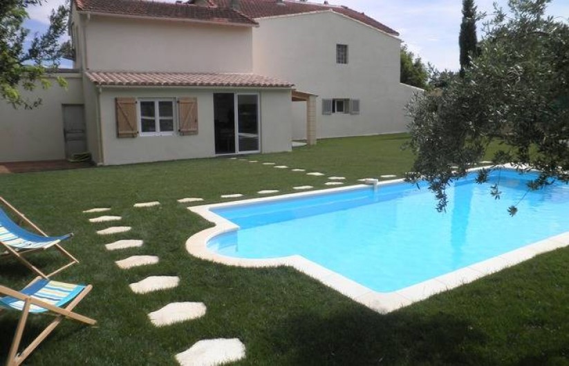 Location de vacances - Appartement à Châteauneuf-de-Gadagne - jardin et piscine