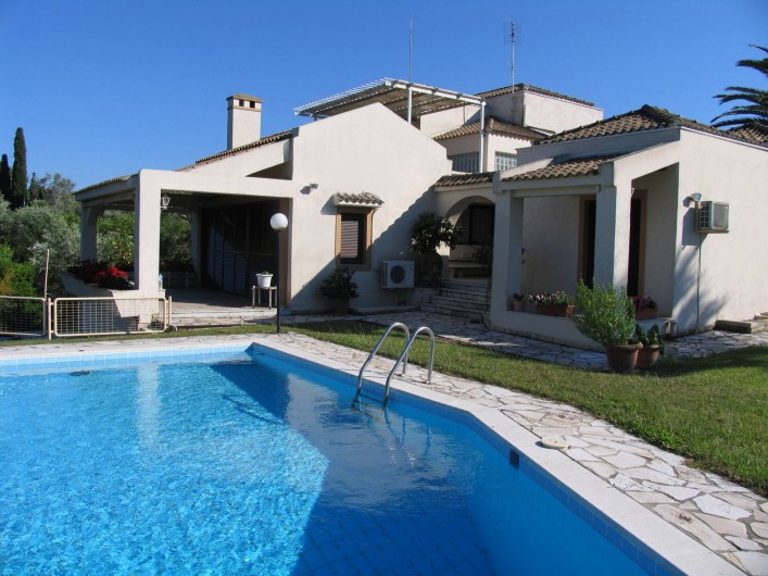 Location de vacances - Villa à Corfu - Palmtree Villa as seen from the pool.