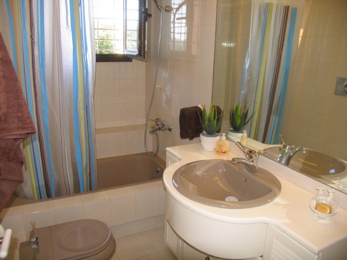 Location de vacances - Villa à Corfu - Bathroom shared by bedrooms A and B on 1st floor.