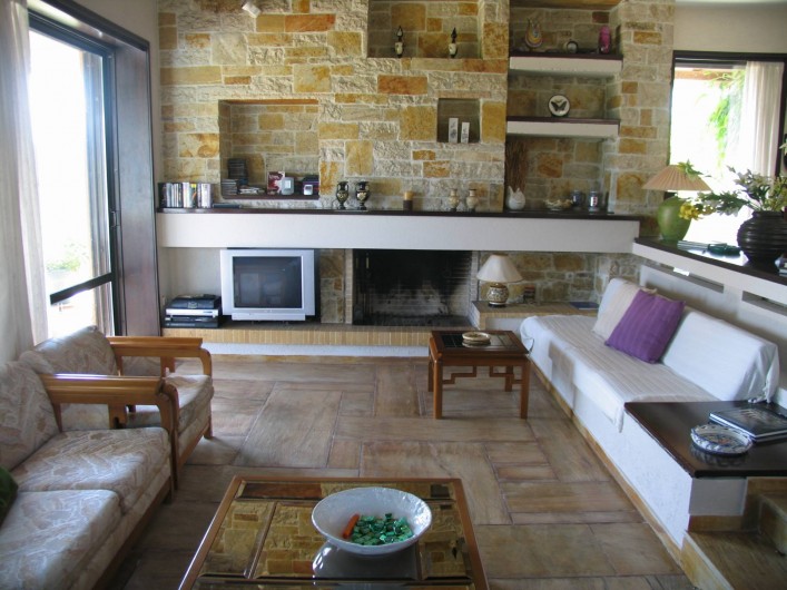 Location de vacances - Villa à Corfu - Main lounge area, with fireplace, large sliding doors lead to veranda.