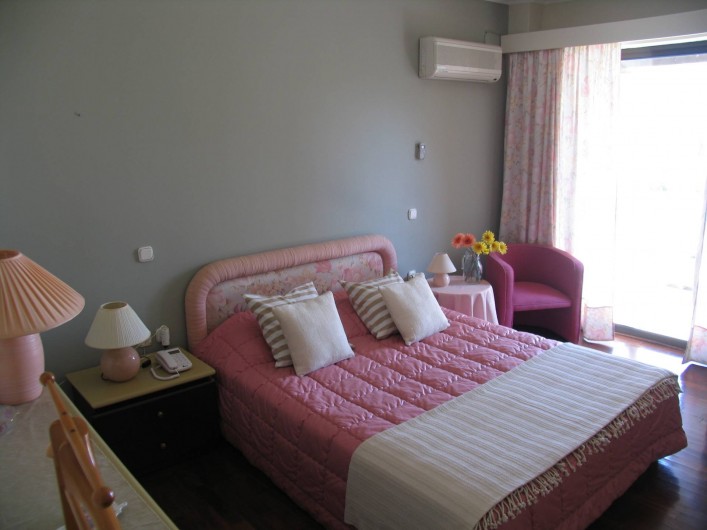 Location de vacances - Villa à Corfu - Master bedroom on ground floor,door opens on pool area.