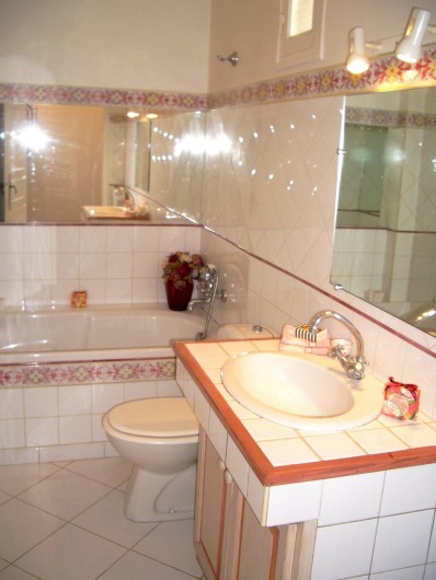 Location de vacances - Villa à Saint-Tropez - La salle de bain Master