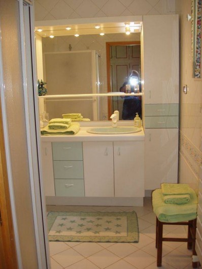 Location de vacances - Maison - Villa à Sarlat-la-Canéda - salle d'eau avec douche