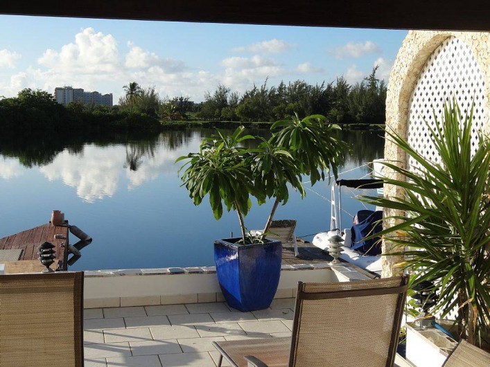 Location de vacances - Villa à Maho - La paix du lagon de Mullet Bay ; au fond les eucalyptus et la plage de mullet