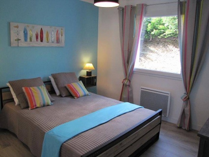 Location de vacances - Villa à Plouhinec - Chambre bleue avec lit en 160  en rdc.