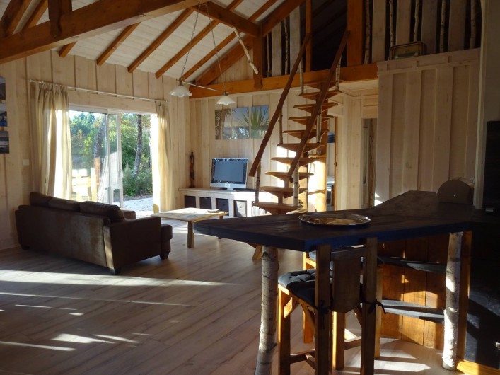 Location de vacances - Maison - Villa à Naujac-sur-Mer - salon et accès à la chambre mezzanine par l'escalier