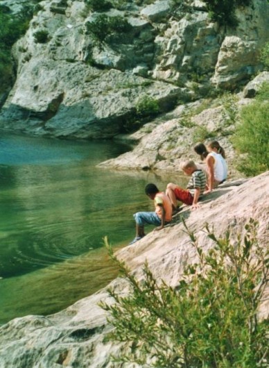 Location de vacances - Gîte à Cucugnan - baignade dans une rivière proche
