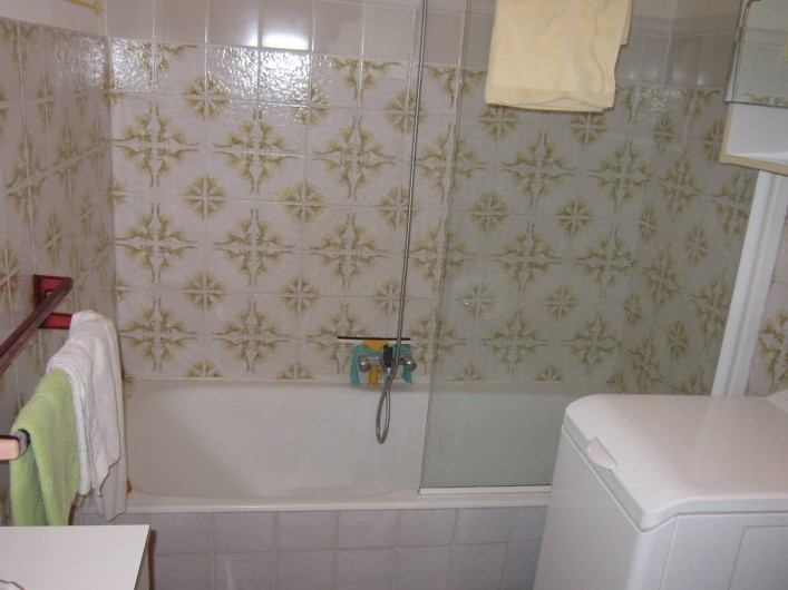 Location de vacances - Appartement à Draguignan - La Salle de bain avec baignoire ,douche et lave linge
