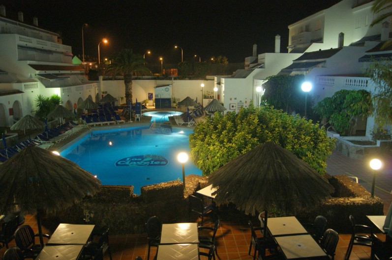 Location de vacances - Appartement à Los Cristianos - Vue du bar, le soir = sense inverse de la 1ère phot