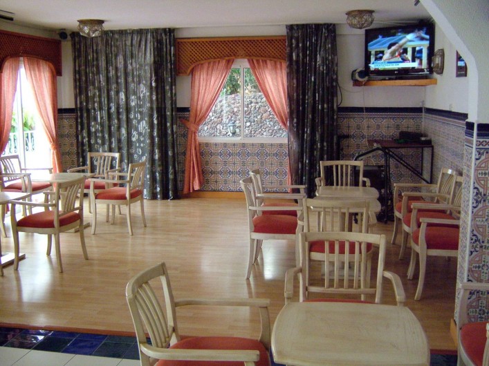 Location de vacances - Appartement à Los Cristianos - Salon du bar où il y a des spectacles (musique) et grande tv