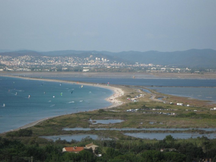 Location de vacances - Bungalow - Mobilhome à Hyères - le tombolo (route du sel) relient la presqu ile avec Hyeres une des plages de sa
