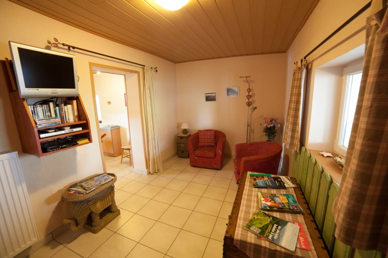 Location de vacances - Appartement à Oberrœdern - Le salon côté cuisine. TV écran plat; lecteur DVD