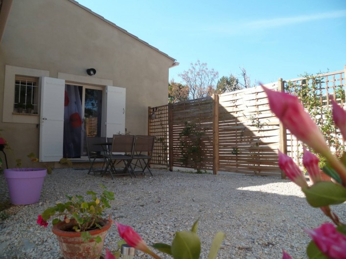 Location de vacances - Gîte à L'Isle-sur-la-Sorgue - votre terrasse côté salon et cuisine (depuis la végétation a bien poussé !)