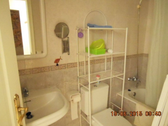 Location de vacances - Appartement à Dénia - salle de bain rangement au dessus des WC, baignoire et lave-linge