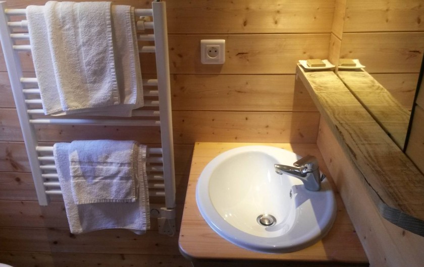 Location de vacances - Insolite à Richerenches - Salle de douche avec linge fourni