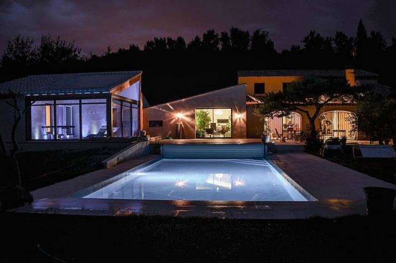 Location de vacances - Roulotte à Pernes-les-Fontaines - Vue de nuit : piscine, maison des propriétaires, espace détente à gauche