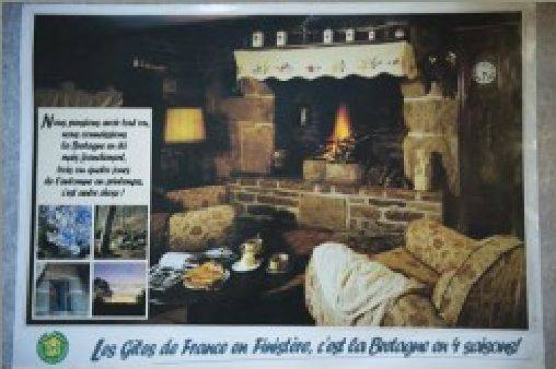 Location de vacances - Gîte à Loc-Eguiner-Saint-Thégonnec - photo intérieur avec sa belle cheminée