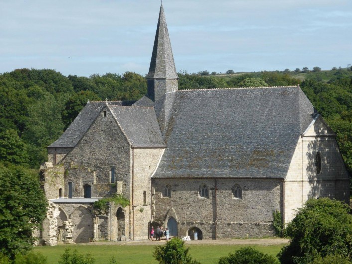 Location de vacances - Gîte à Loc-Eguiner-Saint-Thégonnec - abbaye du Relecq  a 8 kilomètres