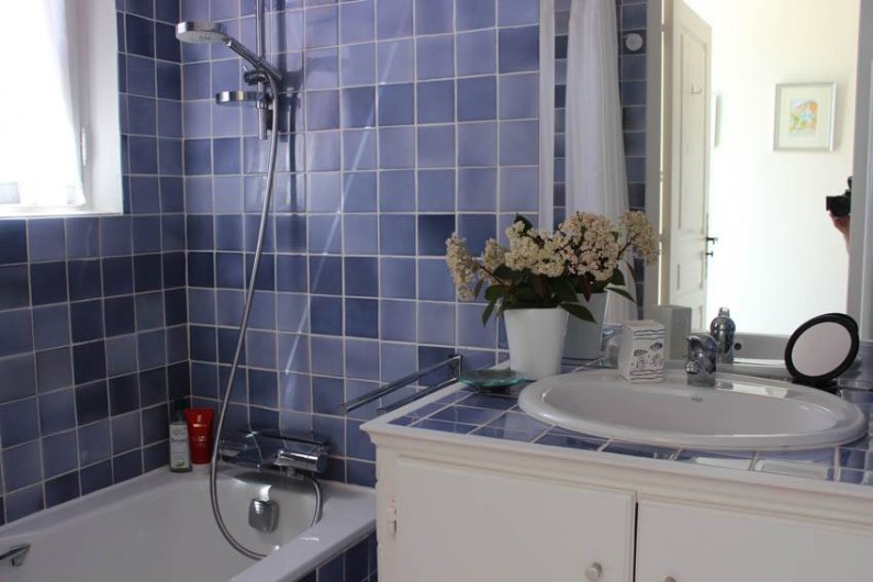 Location de vacances - Appartement à Gassin - SDB avec large pomme de douche, sèche serviettes Acova et sèche cheveux