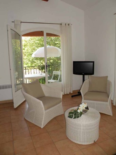 Location de vacances - Appartement à Gassin - Séjour ouvrant sur le balcon, vue mer ...