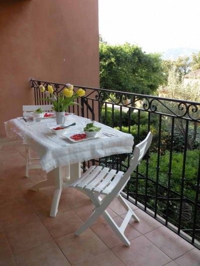Location de vacances - Appartement à Gassin - Balcon avec mobilier de jardin ...