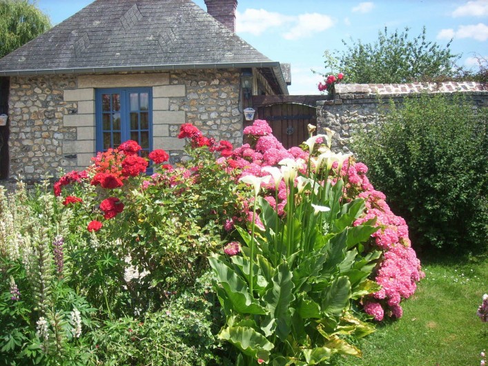 Location de vacances - Gîte à Berville-sur-Mer - entrée de la cour fleurie