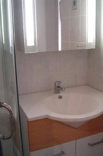 Location de vacances - Appartement à Perros-Guirec - salle d'eau (toilette séparée)
