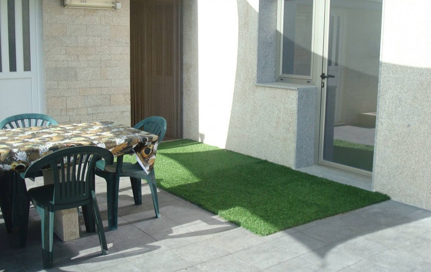 Location de vacances - Villa à Cepães - table a manger sur la terrasse exterieure devant jardin pelouse.
