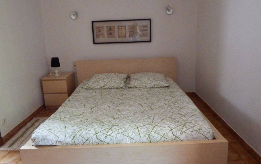 Location de vacances - Maison - Villa à Rustrel - La chambre principale (lit de très bonne qualité, matelas latex 160 cm).