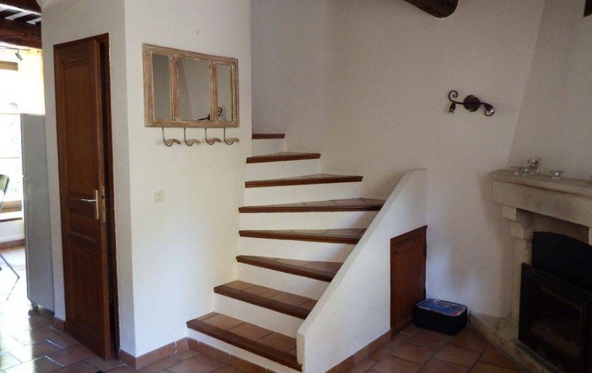 Location de vacances - Maison - Villa à Rustrel - Escalier qui monte aux chambres et cheminée à bois.