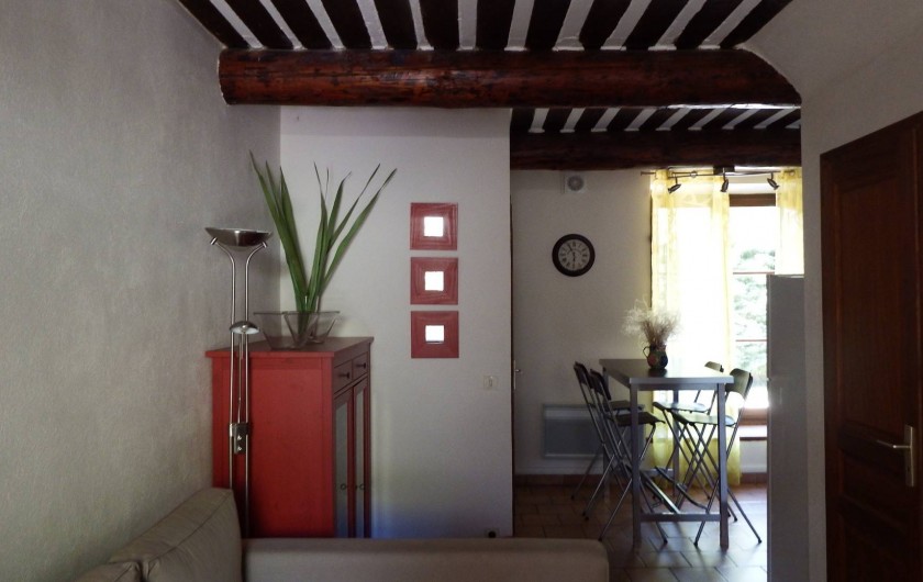 Location de vacances - Maison - Villa à Rustrel - Le salon et l'espace à repas moderne.